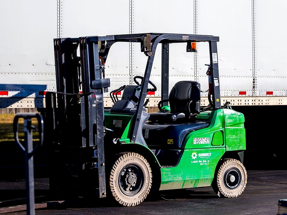 Chariot élévateur en manutention sur site logistique