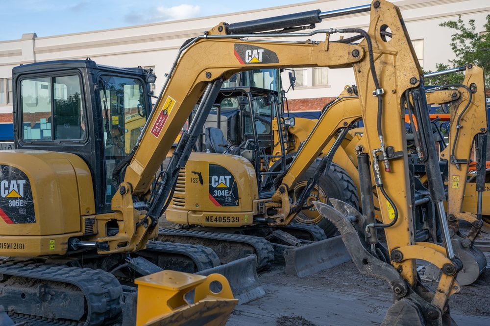 Mini-pelles CAT alignées sur un chantier