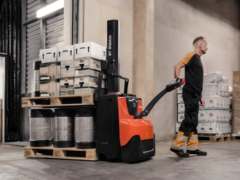 Gerbeur électrique en manutention dans une allée d'entrepôt