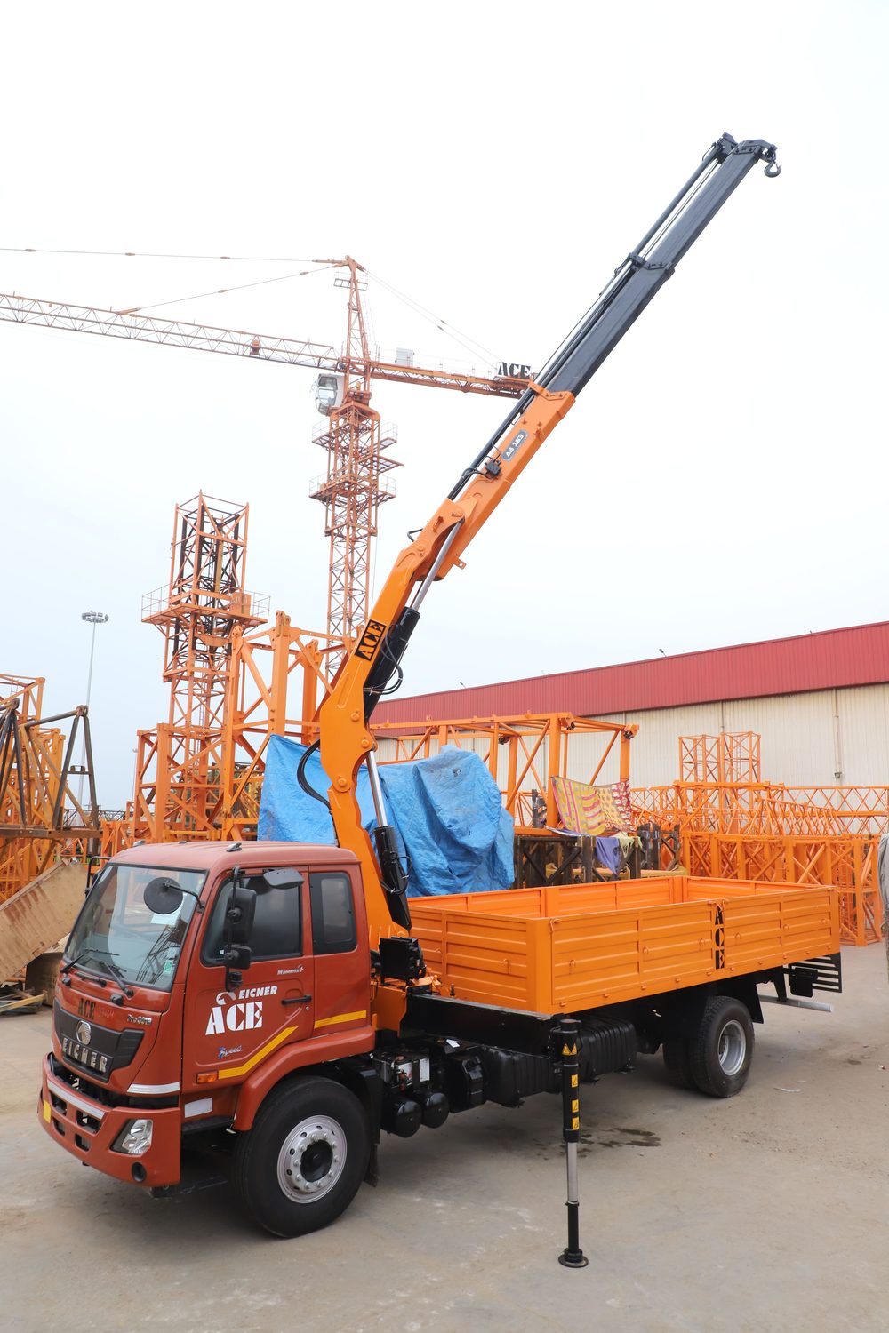 Grue auxiliaire de chargement articulée montée sur camion