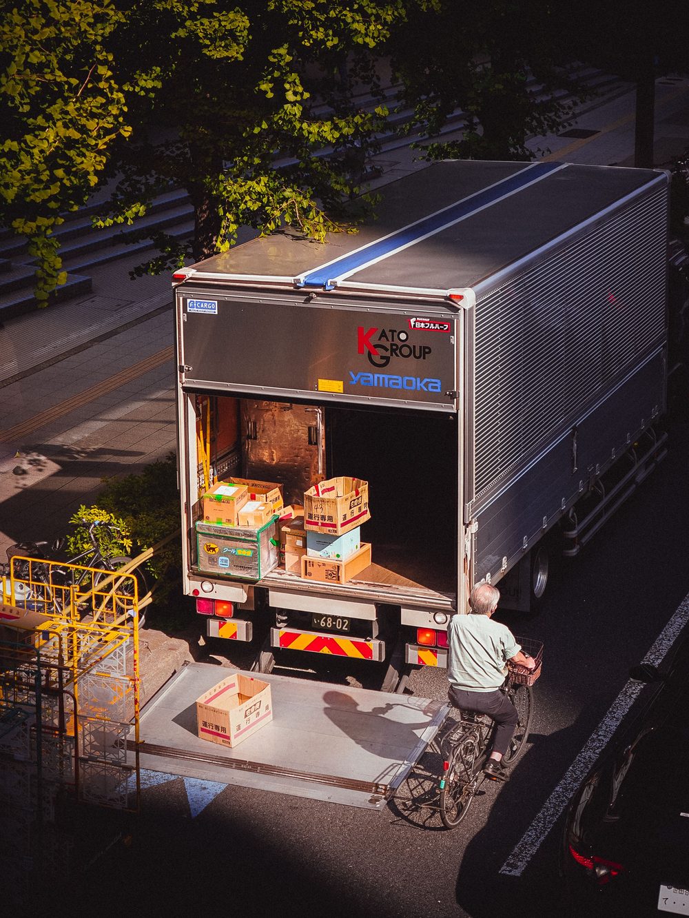 Hayon élévateur de camion abaissé pour le déchargement de marchandises